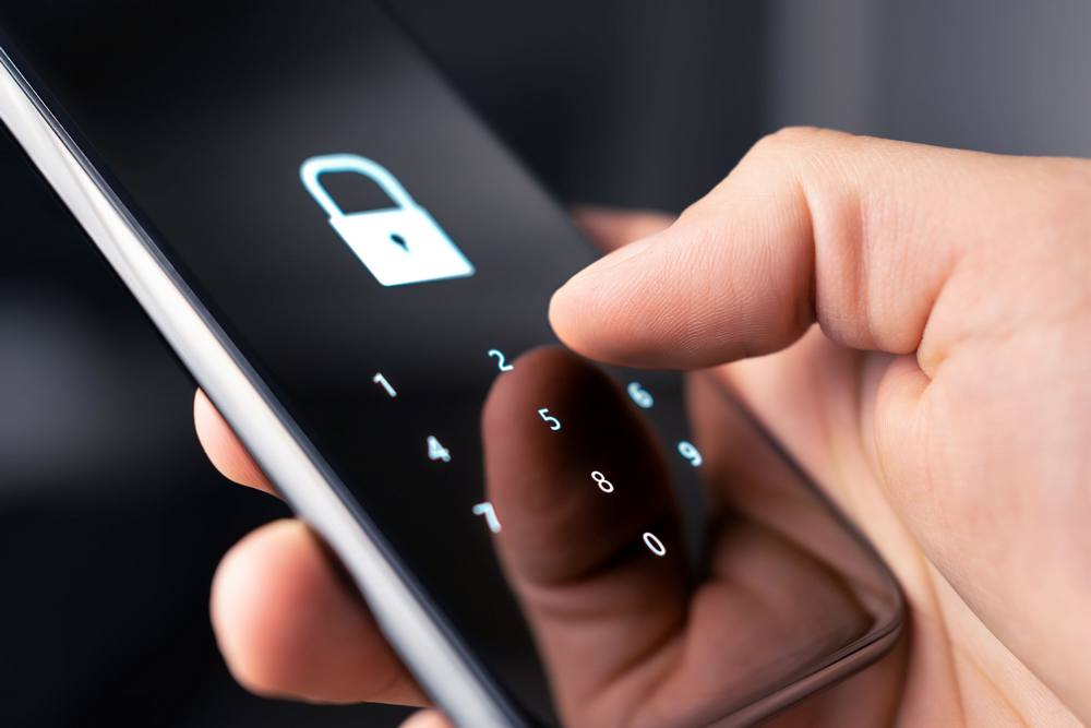 Mężczyzna wpisuje na swoim telefonie kod PIN, jednak przez błąd blokuje kartę SIM, o czym informuje ikona kłódki.